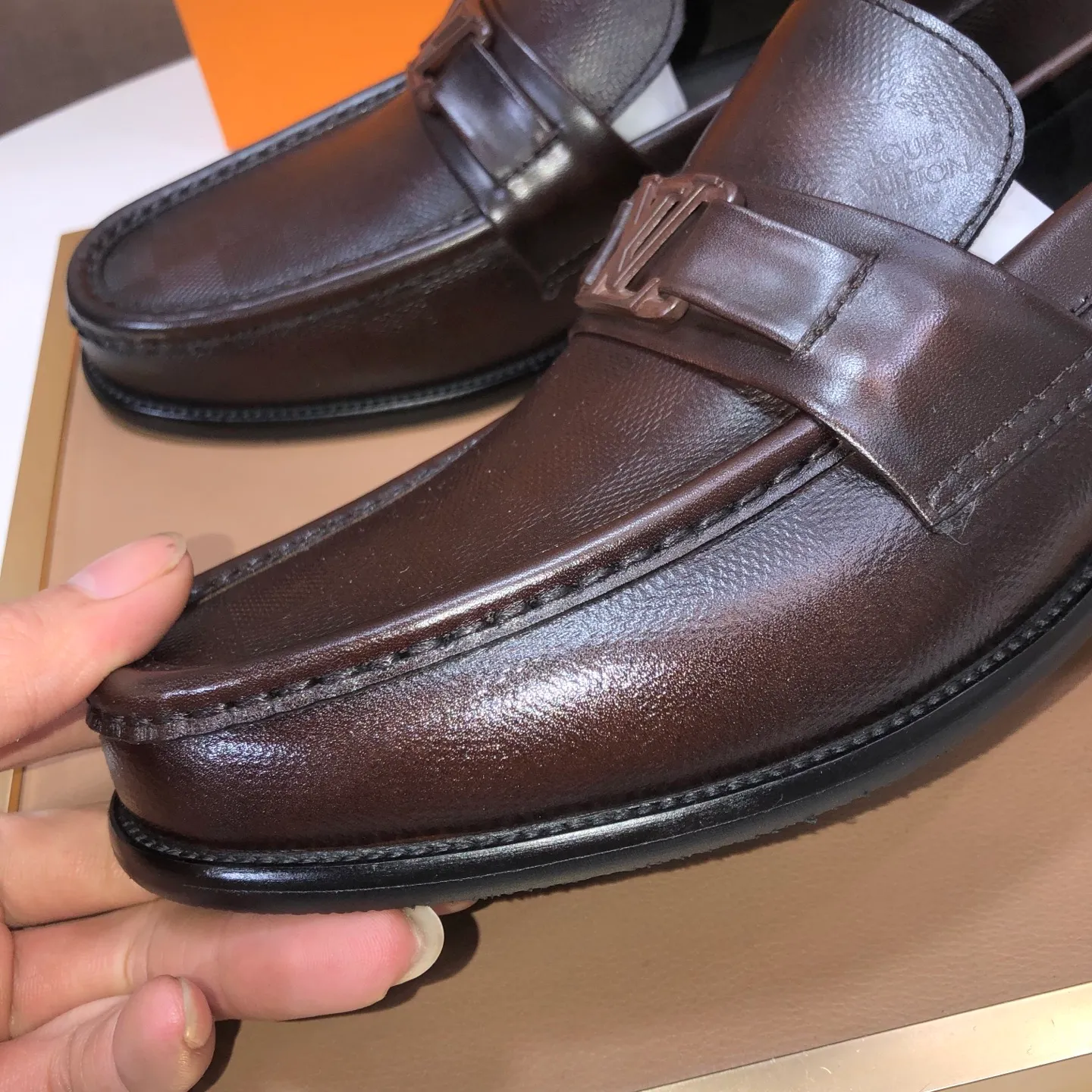 Men's men's shoes💰540💰[LV] (original single cowhide lining)🍀LV's latest genuine leather business suit shoes are available on the official website at the same time. The first-layer cowhide imported from Italy is made of heavy gold, and the official website has a 1:1 rubber outsole. Versatile to wear, high-end without losing class, and the color combination is extraordinary. This four-season style is alluring when worn on your feet, showing off your big-name flair. Standard code 38-45 (45 customized)